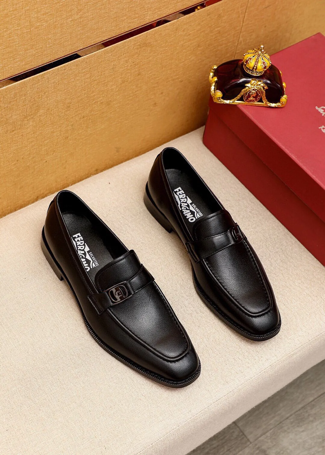 Men's shoes 💰400 💐 Product trademark: Ferragamo "Ferragamo" casual leather shoes Regular size: 39-44 (38.45.46🉑️customized) Product materials: Selected imported calfskin upper + classic hardware buckle, imported pig leather lining. Strong three-dimensional visual effect, non-slip and wear-resistant combination outsole Color: 1⃣️color optional